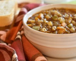 Erişteli Yeşil Mercimek Çorbası: Kış Aylarında İçinizi Isıtacak Sıcacık Bir Tarif