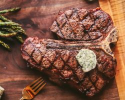 T-Bone Steak Nedir? Evde Tam Kıvamında Nasıl Pişirilir?