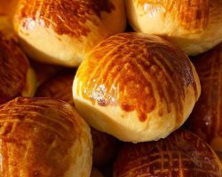 Pazar kahvaltısında kokusuyla bayıltan pastane poğaçası tarifi: On dakikada bir çırpıda!