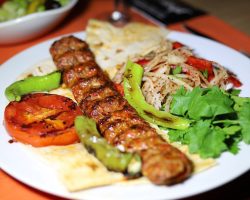 Adana kebabın yanına ne gider, hangi çorba, içecek ve salata yakışır?