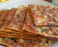 Etli ekmeğin yanına ne gider, hangi salata, çorba ve tatlılar yakışır?