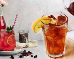 Soğuk çayı bir de böyle deneyin! Hibiskuslu, şeftalili, çilekli buzlu çay tarifi