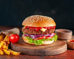 Hamburgerin yanına ne gider, hangi salata, meze ve yiyecekler yakışır?