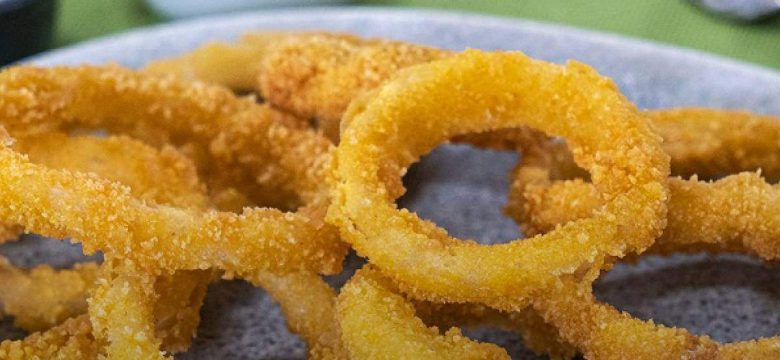 Tek bir ısırık aldığınızda ağzınızda dağılıyor! Dışı kıtır içi yumuşacık soğan halkası tarifinin püf noktaları…