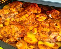 👉Muhteşem Sosuyla Lezzetini İkiye Katlayan Fırında Patatesli Tavuk Pirzola 🤤