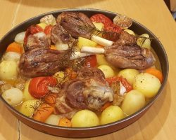 KALABALIK MİSAFİRLER İÇİN YAPABİLECEĞİNİZ PRATİK  FIRIN YEMEKLERİ  FIRINDA BOL SEBZELİ KUZU İNCİK