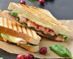 Tavuklu tost tarifi: Tavuklu tost nasıl yapılır?