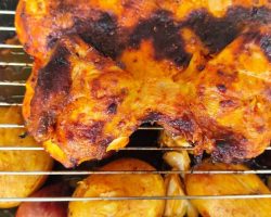 Kore restoranlarının yaptığı gibi oluyor. Tavuğun nar gibi kızarmasını sağlayan tüyo