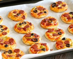 KAPIŞ KAPIŞ GİDEN MİNİ PİZZALAR 🍕 | KAHVALTILIK PİZZA TARİFİ