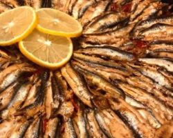 Kanuni tepsi tepsi yaptırıyordu… İşte saray usulü patatesli hamsi tarifi