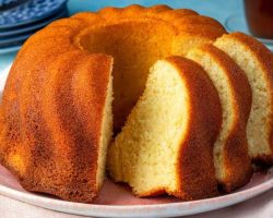 1 bardak suyla yumuşacık kek tarifi! Kalıbına sığmayacak