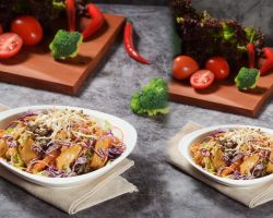 Ofis yemeklerinde yeni trend: Tavuklu noodle salatası hem pratik hem sağlıklı!