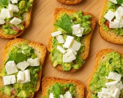 Formuna dikkat edenlere doyurucu ve lezzetli avokadolu tost tarifi