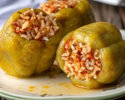 Tadına bakan herkes tarifini soracak! Biber dolmasının içine kuş üzümü ekleyin, lezzet patlaması yaşayın