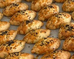 Çay demlenene kadar hazır: Ağızda dağılan dereotlu poğaça tarifi…