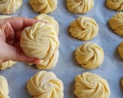 Çocuğunuz beslenme çantasını boş getirecek: Yumuşacık puf puf kabaran poğaça tarifi