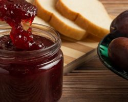 Rengiyle aklınızı çelecek: Mükemmel kıvamıyla şekerlenmeyen pratik mürdüm eriği reçeli tarifi