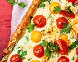 Milföyden pratik domatesli tart tarifi! Hafta sonunun yıldızı olacak