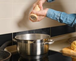 Yemeğin tuzu fazla kaçtıysa çöpe dökmeyin çaresi var! Tuzu vakum gibi çeken 5 yöntem