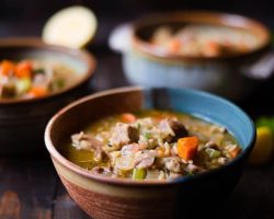 Vitamin deposu limonlu tavuklu arpa şehriye çorbası tarifi!